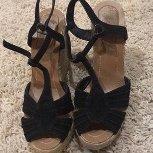 Black wedges
